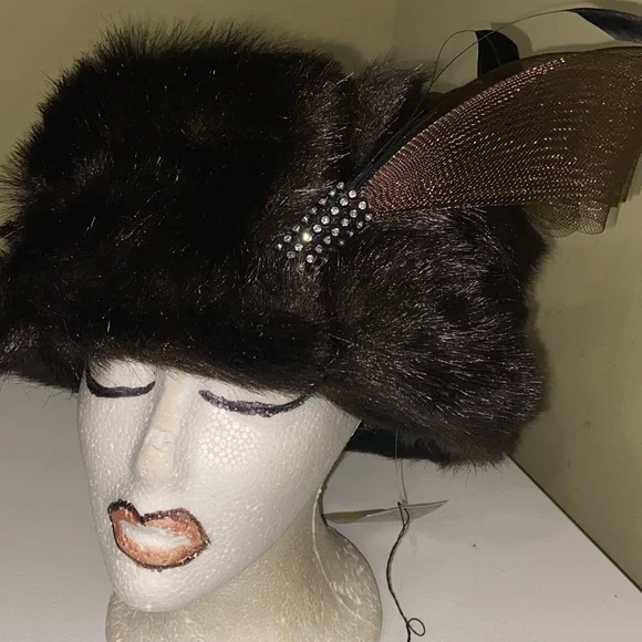 NWT Gorgeous Winter Hat by Donna Vinci Couture